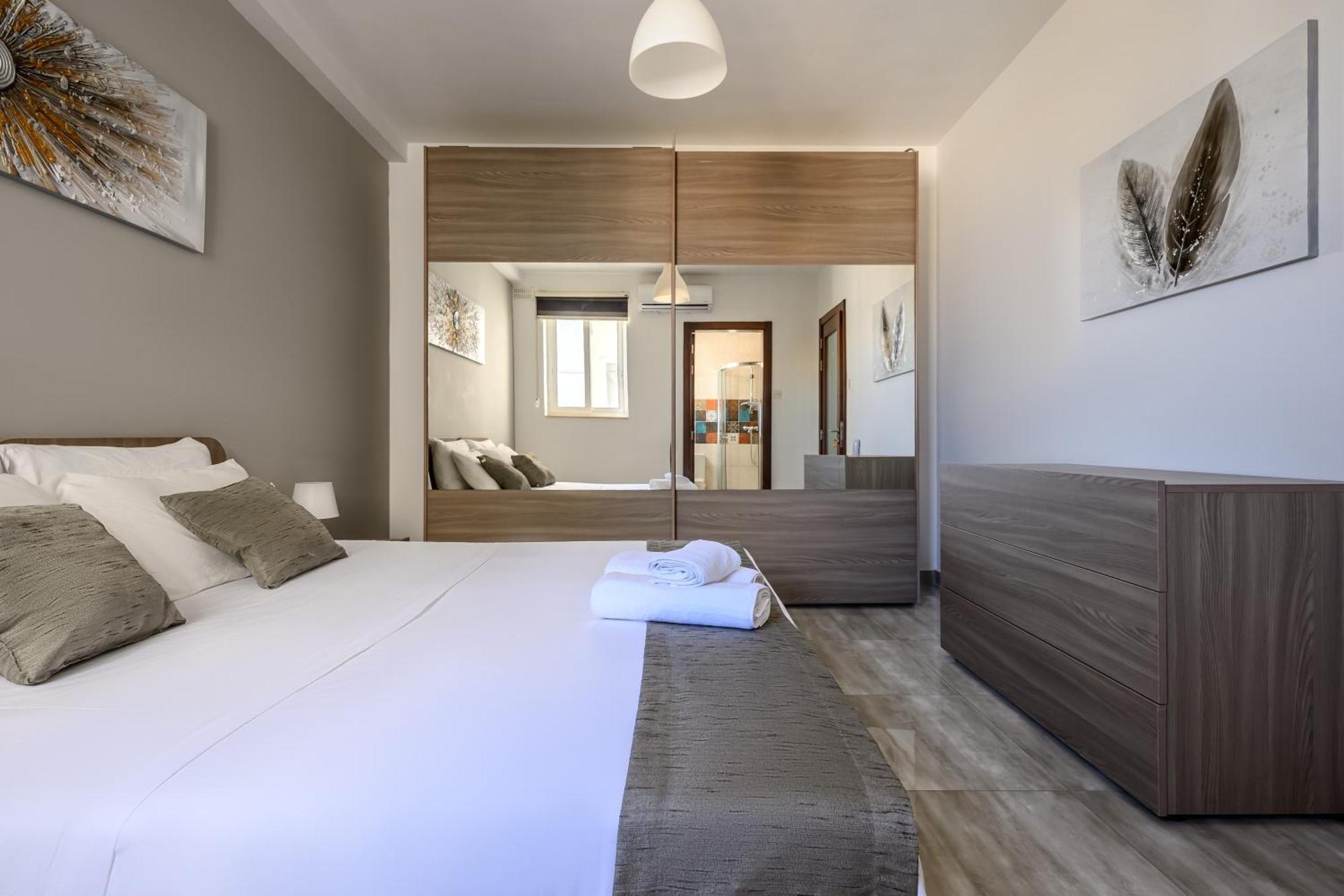 F11 1, Private Double With Private Bathroom In Shared Flat Homestay